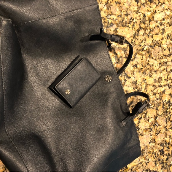 Tory Burch purse with key chain - Picture 3 of 4